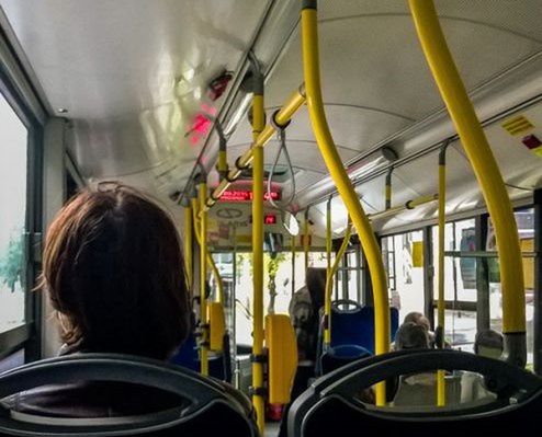 Głośne rozmowy przez telefon będą zakazane w autobusach?