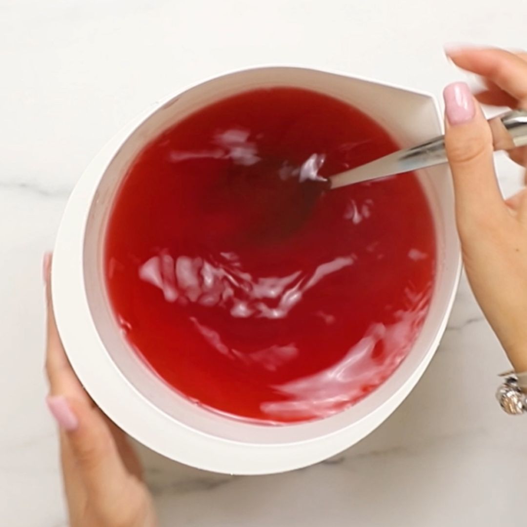 Kolejnym elementem deseru jest czerwona galaretka