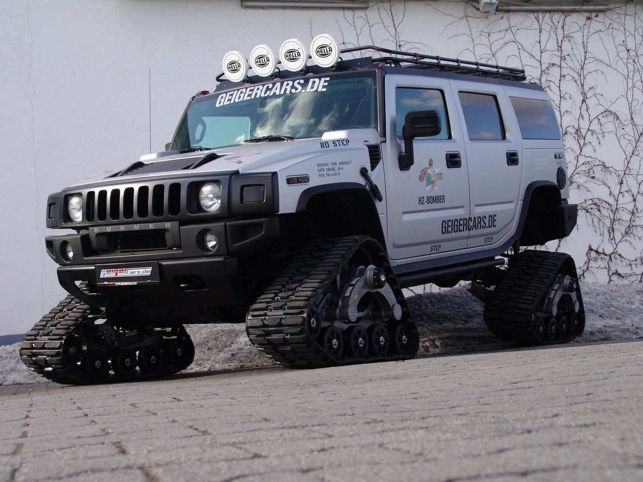 Hummer H2 Geiger na gąsienicach (fot. auto-power.girl.com)