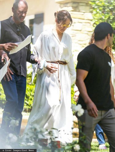 Jennifer Lopez w koszulowej sukience w domu w Beverly Hills