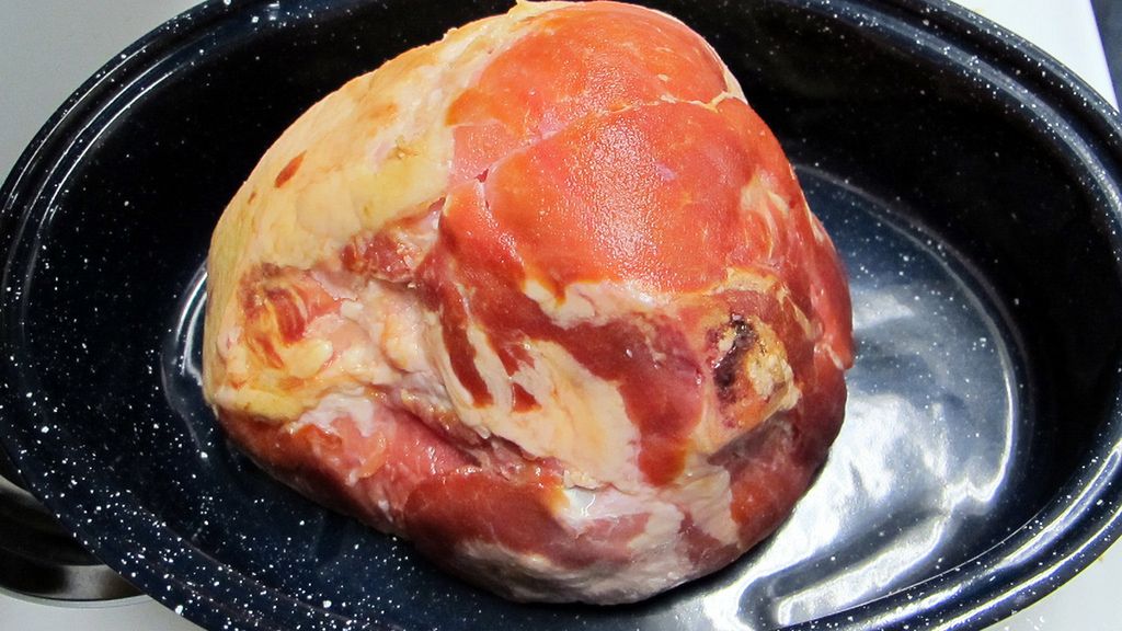 Surowa cała szynka wieprzowa (samo mięso)