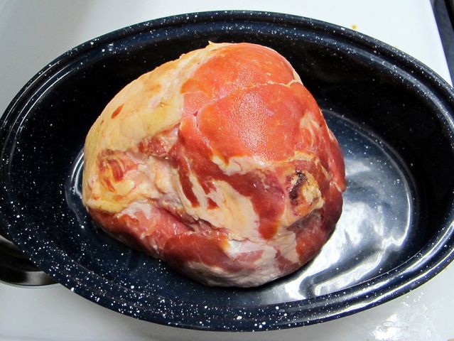 Surowa cała szynka wieprzowa (samo mięso)