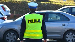 Niecodzienna akcja policji pod Raciborzem. 30-latek przewoził deskę, która wystawała z bagażnika. Mundurowi ukarali kierowcę mandatem