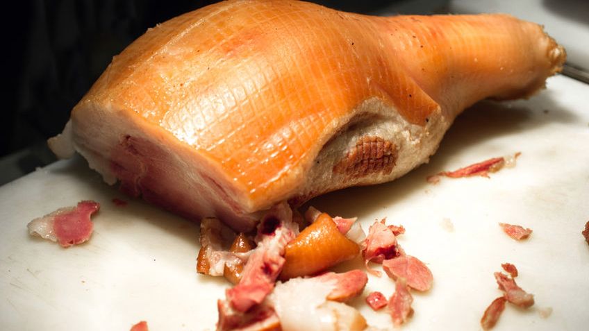 Pieczona cała szynka wieprzowa (samo mięso)