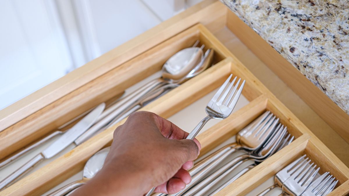 Sztućce najlepiej wyczyścić w miksturze octu, sody i wody