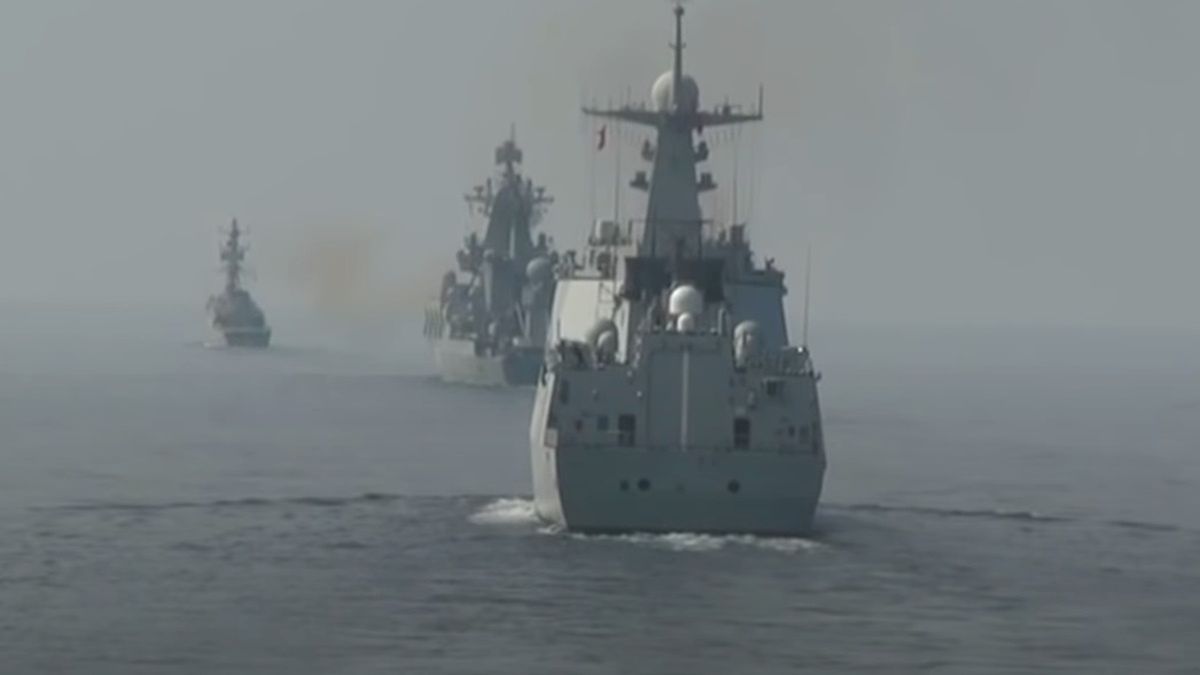 Okręty Rosji, Chin oraz Iranu podczas wspólnych ćwiczeń w 2021 roku