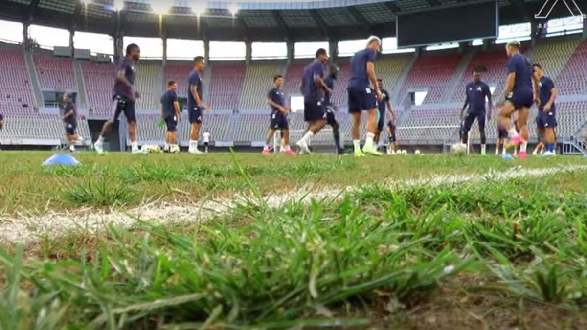 Zdjęcie okładkowe artykułu: YouTube / Lewski Sofia / Na zdjęciu: murawa na stadionie w Skopje
