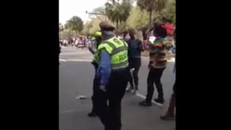 Popis policjantów na paradzie Mardi Gras