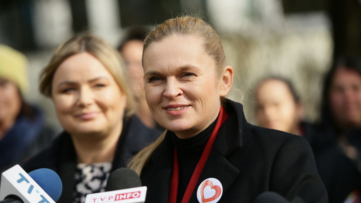 Gliwice, 24.02.2024. Minister edukacji Barbara Nowacka (C) i kandydatka na urząd Prezydenta Gliwic Katarzyna Kuczyńska-Budka (C-L) podczas briefingu prasowego przed siedzibą Fundacji "Szkoła z Charakterem" im. Edyty Stein w Gliwicach, 24 bm. (ad) PAP/Jarek Praszkiewicz