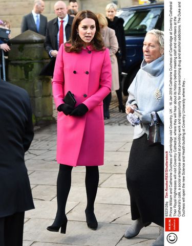 Księżna Kate w ciąży w różowym płaszczu