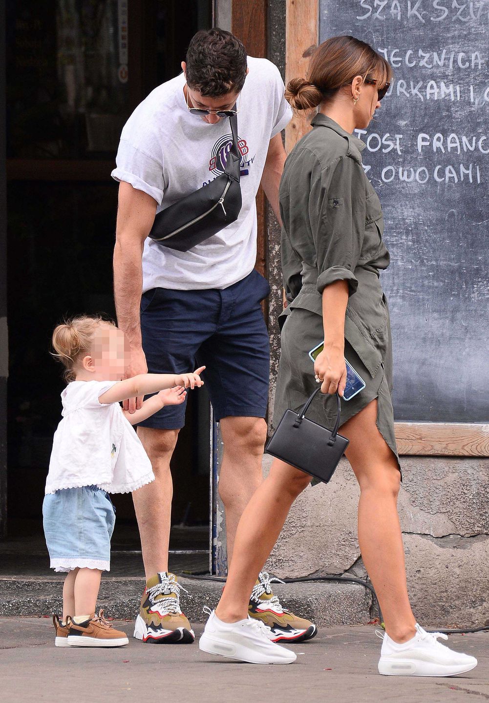 Anna Lewandowska, Klara Lewandowska i Robert Lewandowski w resturacji