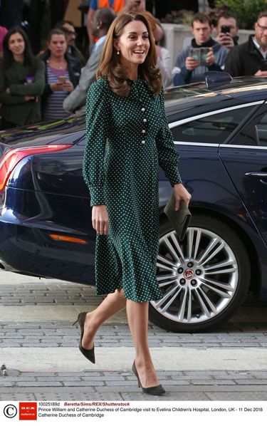 Księżna Kate w zielonej sukience w grochy odwiedza dzieci w szpitalu