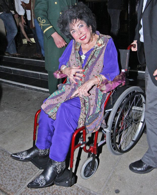 Syn i menedżer Elizabeth Taylor walczą o jej... psa!