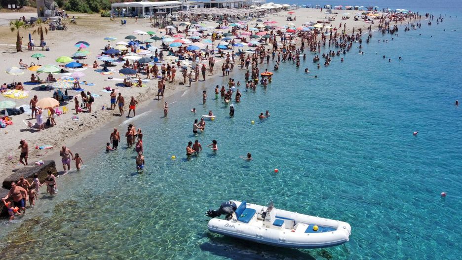 Widok na plażę Torre Faro Pilone niedaleko Mesyny na Sycylii