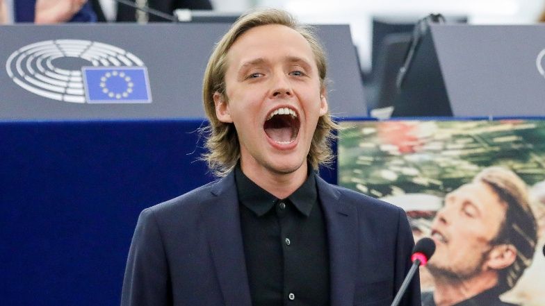 Bartosz Bielenia krzyczy w Parlamencie Europejskim w Strasburgu