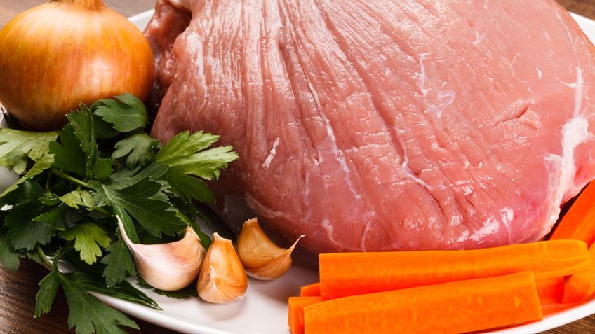 Surowa szynka wieprzowa z części zadniej (samo mięso)