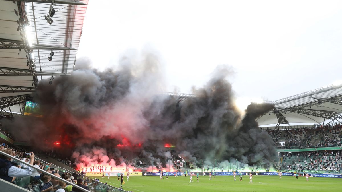Zdjęcie okładkowe artykułu: PAP /  / Kibice Legii Warszawa podczas meczu grupy mistrzowskiej piłkarskiej Ekstraklasy z Cracovią