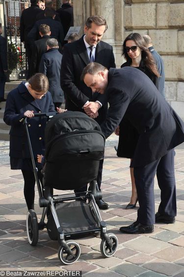 Prezydent Andrzej Duda i Marta Kaczyńska z rodziną na Wawelu