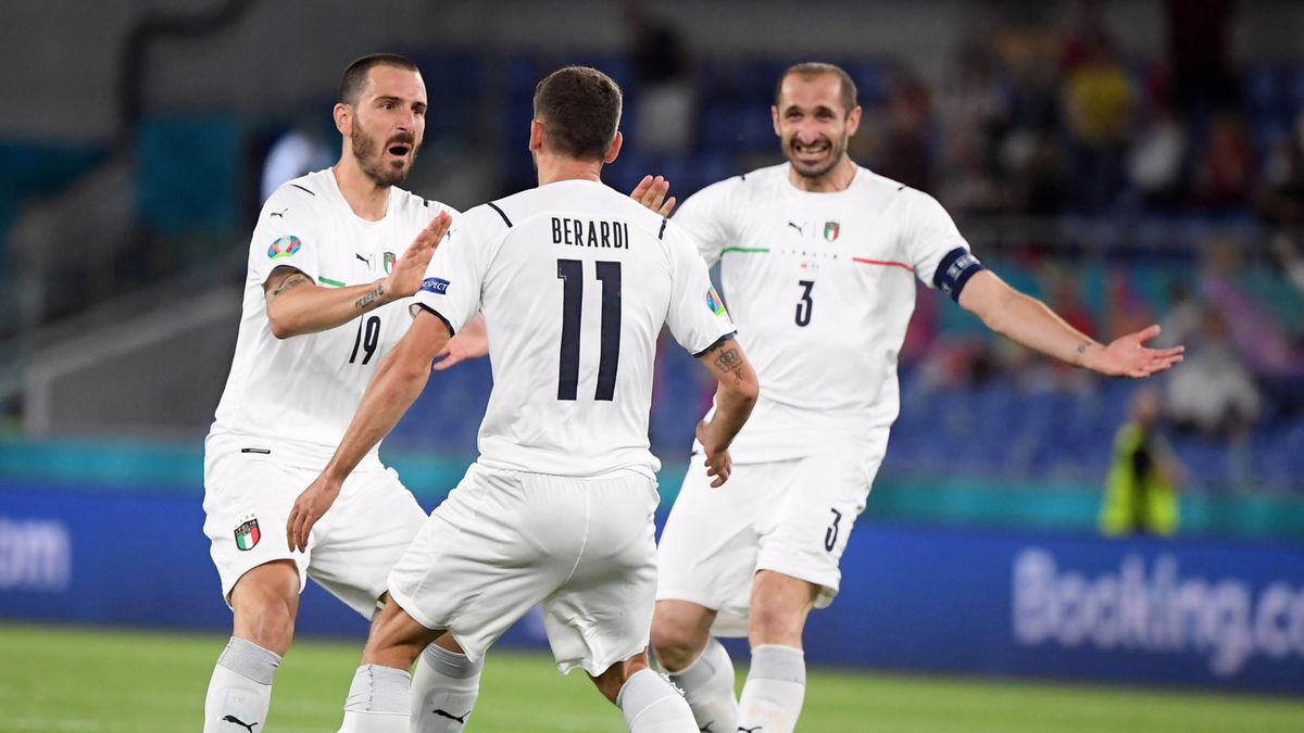 Zdjęcie okładkowe artykułu: PAP/EPA / Alberto Lingria / Na zdjęciu: piłkarze reprezentacji Włoch cieszą się z gola