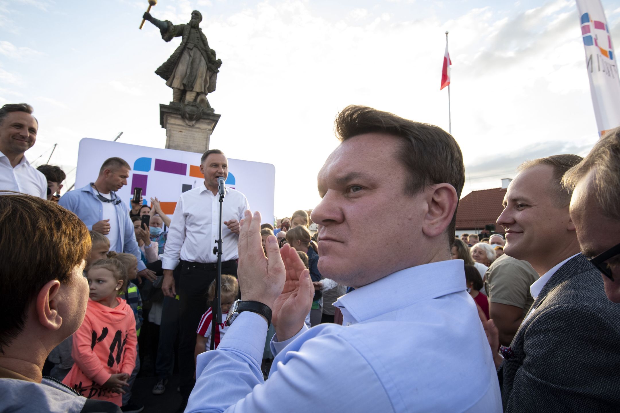 Tykocin, woj. podlaskie, 07.07.2020. Kampania w wyborach prezydenckich 2020. Spotkanie wyborcze prezydenta Andrzeja Dudy z mieszkancami na pikniku Produkt Polski w Tykocinie N/z Prezydent RP Andrzej Duda przemawial pod pomnikiem Stefana Czarnieckiego , z prawej Dominik Tarczynski europosel PiS