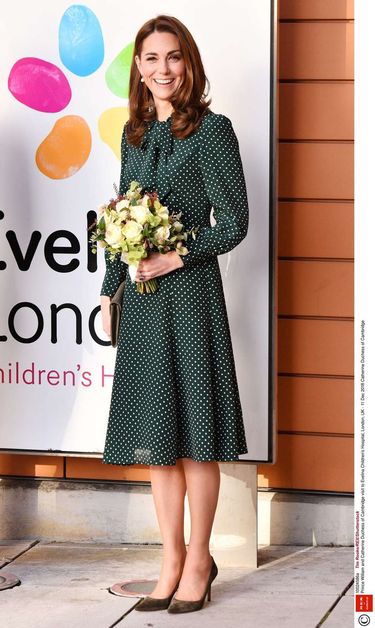 Księżna Kate w zielonej sukience w grochy odwiedza dzieci w szpitalu