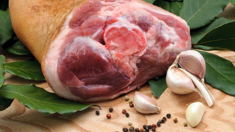 Surowa golonka wieprzowa (mięso i tłuszcz)