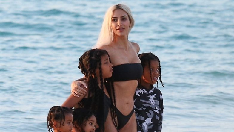 Kim Kardashian szaleje na plaży podczas sesji zdjęciowej z dziećmi