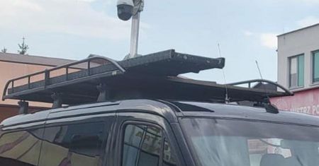 Słupek na dachu auta. Tak policjanci wystawiają mandaty na 1500 zł