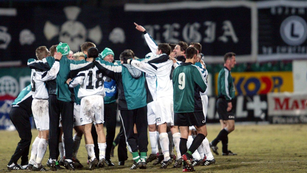 radość piłkarzy Groclinu po zwycięstwie nad Legią 2:0 w 2003 roku