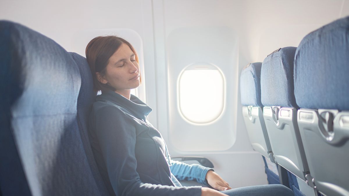 Warto to pić, aby zasnąć w samolocie