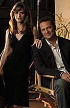 Amanda Peet i Matthew Perry na planie serialu