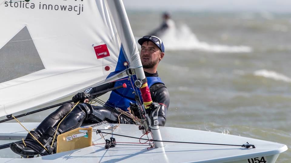 Aleksander Arian na jachcie klasy Laser Radial