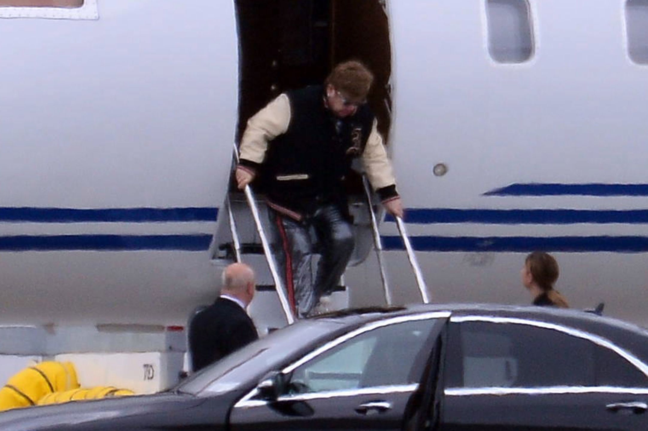 Elton John z trudnością zszedł po schodni