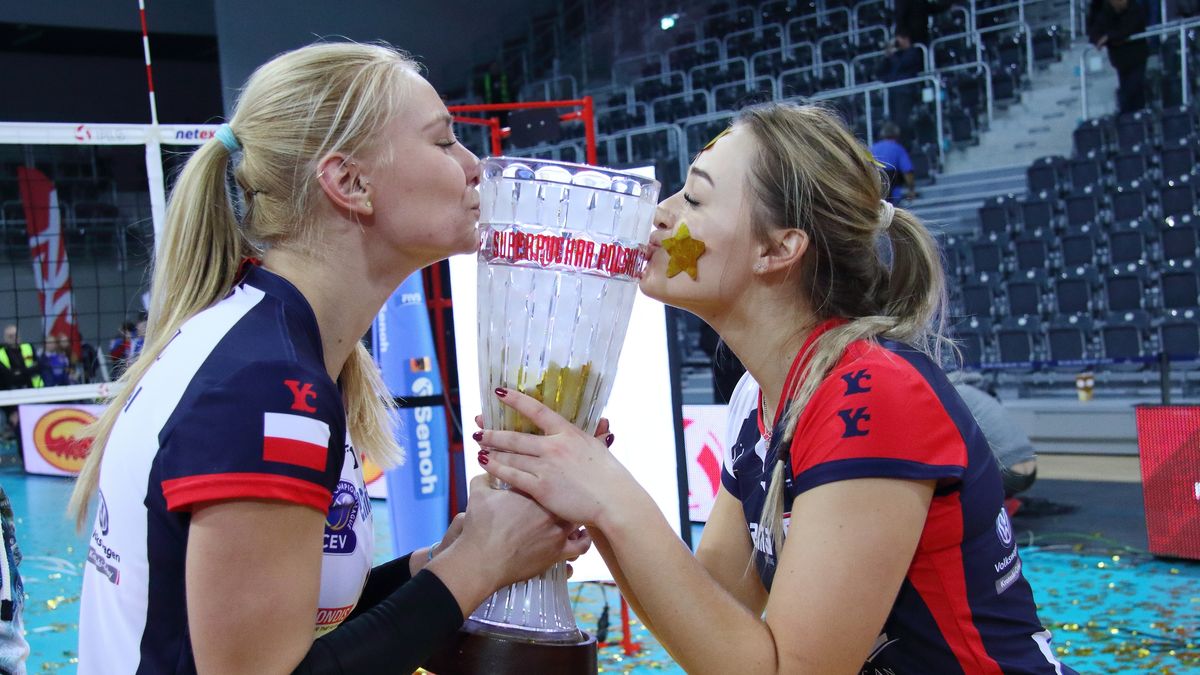 WP SportoweFakty / Justyna Serafin / Na zdjęciu: siatkarki Grot Budowlanych Łódź po zdobyciu Superpucharu Polski w 2018 roku