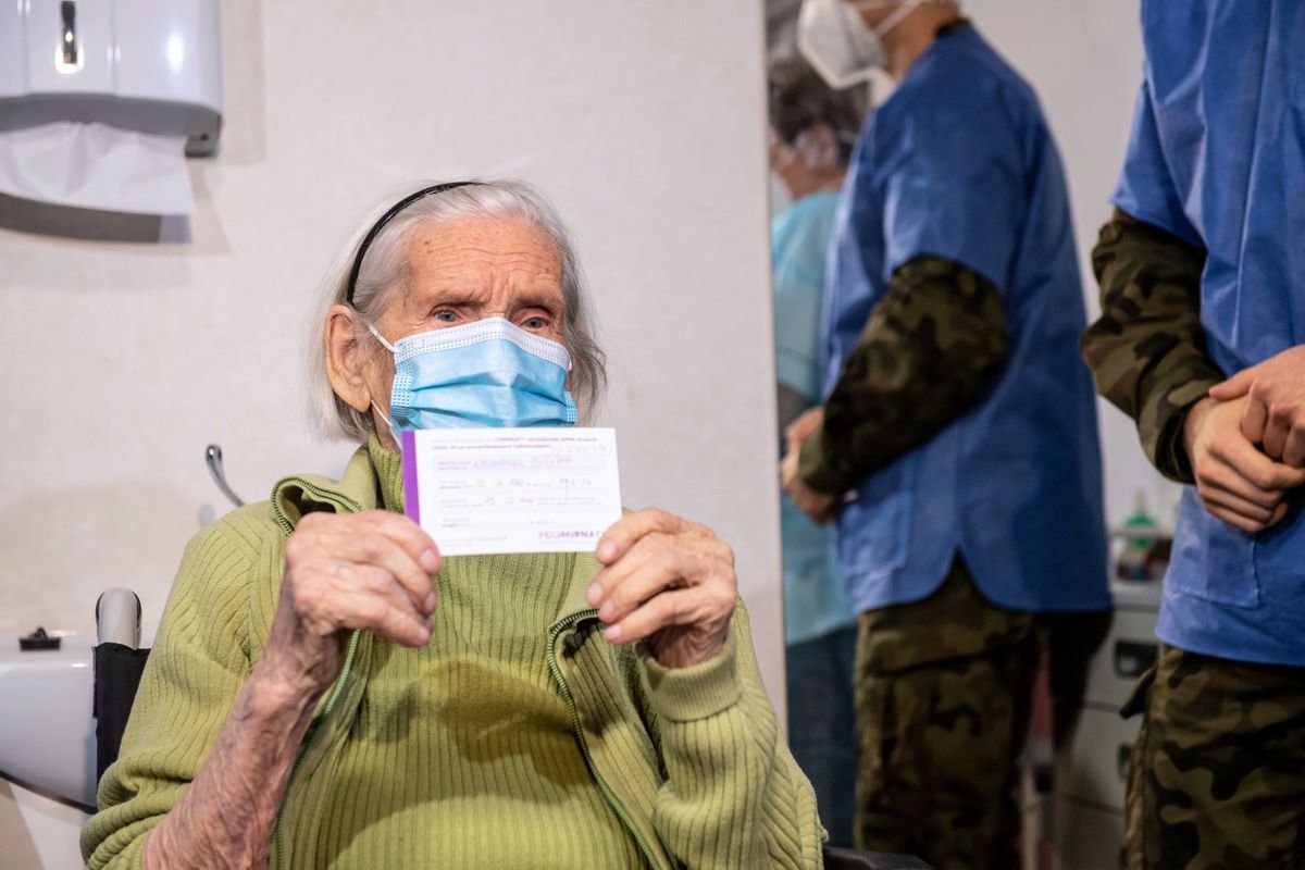 Szczepienie 102-letniej pani Heleny Kaczmarek