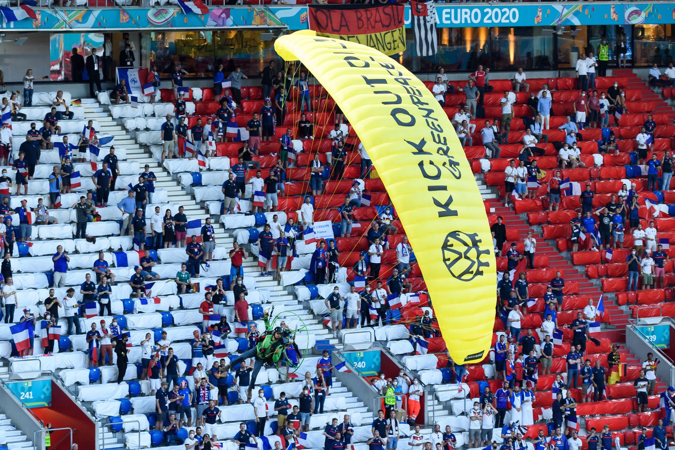 Spadochroniarz na meczu Francja - Niemcy