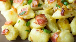 Kluski ruskie idealne na szybki obiad. Smakują jak pierogi, ale nie trzeba stać przy stolnicy