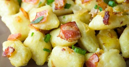 Kluski ruskie idealne na szybki obiad. Smakują jak pierogi, ale nie trzeba stać przy stolnicy