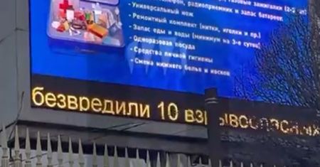 Na ulicach Moskwy pokazują komunikat. Kreml naprawdę to robi