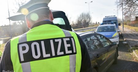 Masz żarówkę i klin? Co policja za granicą może sprawdzać w aucie?