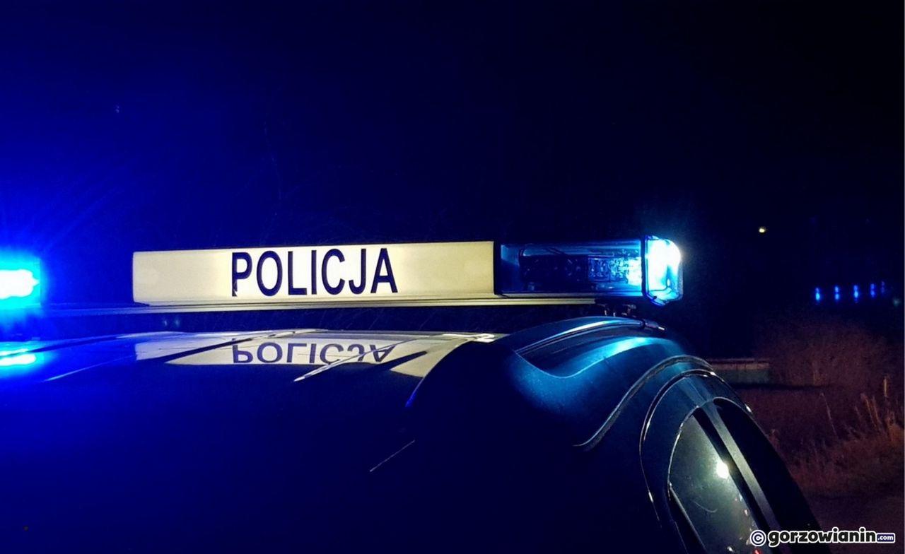 Dachowanie w rejonie Marwic. Mężczyźni porzucili auto i uciekli pieszo
