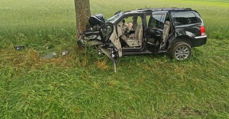 Auto na drzewie. Koszmarny wypadek pod Wyszkowem
