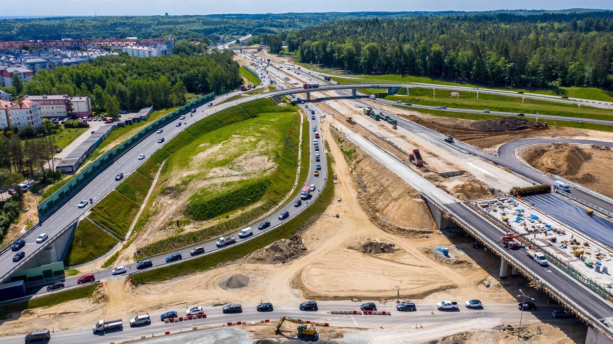 Budowa Trasy Kaszubskiej - W?ze? Wielki Kack w Gdyni11.06.2022 Gdynia Budowa Trasy Kaszubskiej - drogi ekspresowej S6 laczacej Trojmiasto ze Szczecinem.  Realizacja zadania Gdynia - Bozepole Wielkie.  N/z Wezel Wielki Kack - miejsce polaczenia budowanej S6 z Obwodnica Trojmiasta.  Fot. Przemek Swiderski/REPORTERPrzemek Swiderski/REPORTER