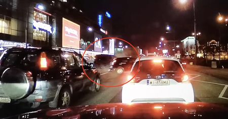Nagranie z karambolu w Warszawie. Pędził torowiskiem, wbił się w auta stojące w korku