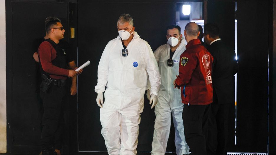 Forensic doctors leave the hotel where former member of the band One Direction, Liam Payne, died, in Buenos Aires, Argentina, 16 October 2024 (issued 17 October 2024). Liam Payne, former member of the British band One Direction, died on 16 October in Buenos Aires after falling from the third floor of a hotel, according to police. EPA/JUAN IGNACIO RONCORONI Dostawca: PAP/EPA.