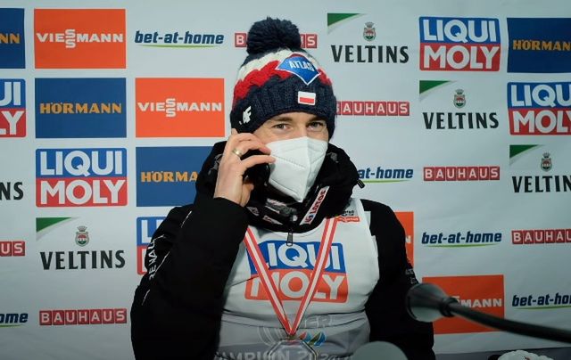 Kamil Stoch odebrał telefon od żony w czasie konferencji