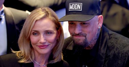 Cameron Diaz i Benji Madden z DZIECKIEM W WÓZKU mkną jedną z ulic Nowego Jorku. Fajna z nich rodzinka? (FOTO)