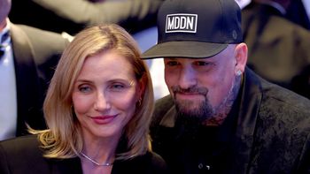 Cameron Diaz i Benji Madden z DZIECKIEM W WÓZKU mkną jedną z ulic Nowego Jorku. Fajna z nich rodzinka? (FOTO)