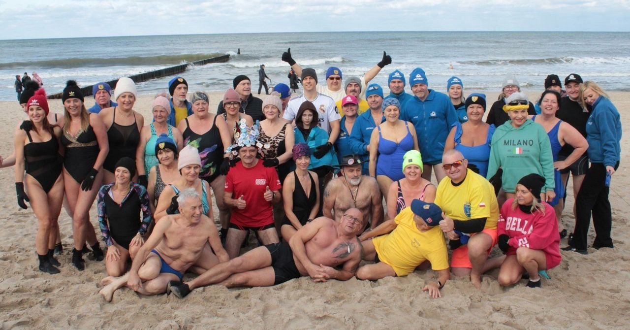 Mielno: Niedzielna kąpiel morsów w Mielnie w wietrznej aurze. Chętnych nie brakowało