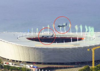 Szalony przelot nad stadionem. To mogło się skończyć tragedią